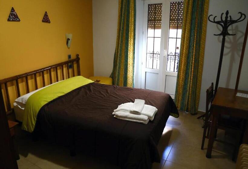 هتل Hostal Muralla