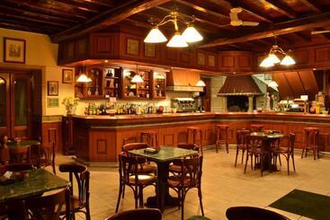 هتل Hostal Restaurante Paris