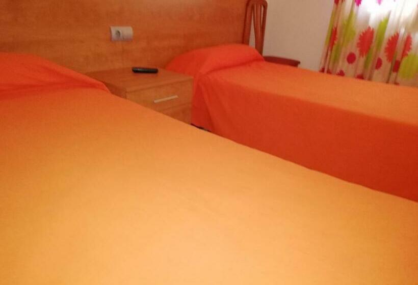 هتل Hostal Santa Clara