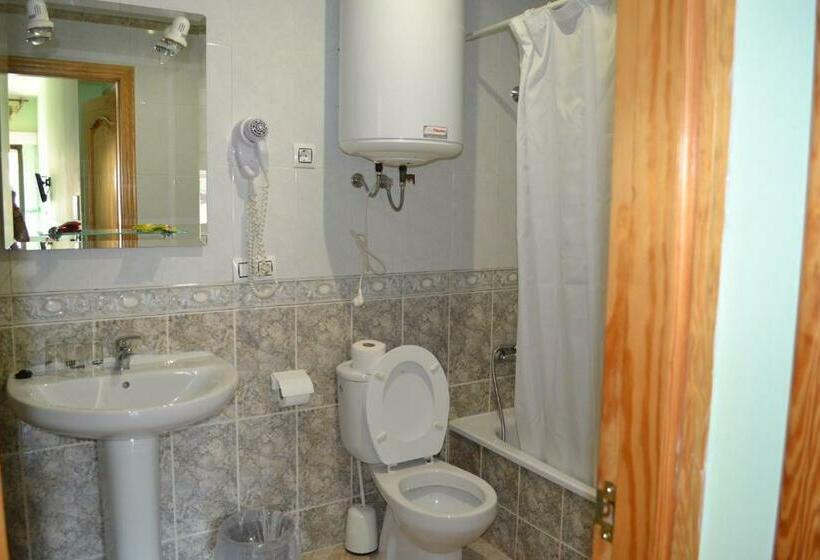 فندق Hostal Vadillo
