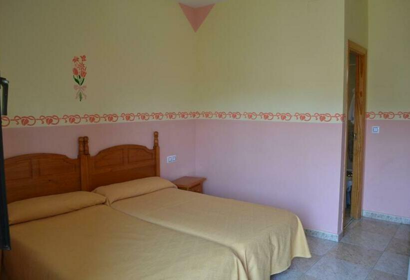 هتل Hostal Vadillo