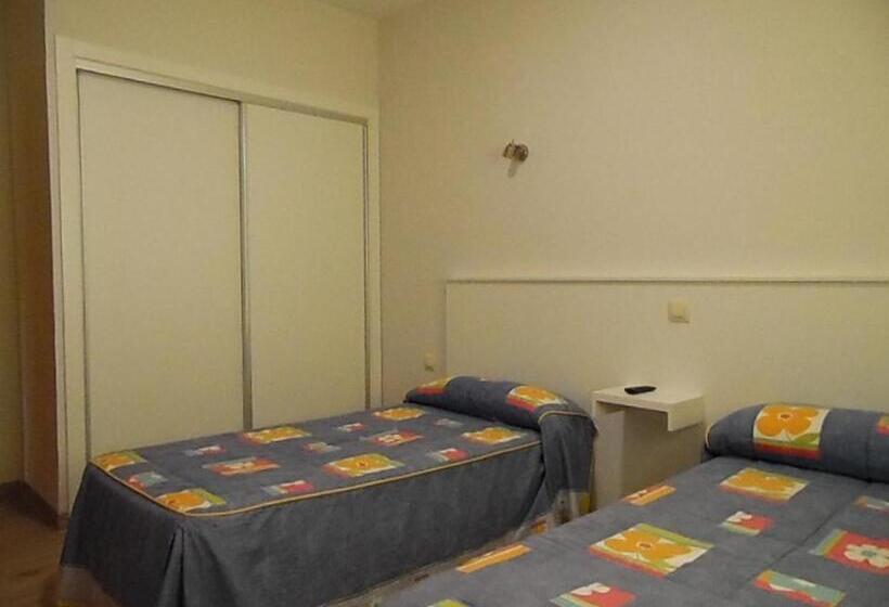 هتل Hostal Arias