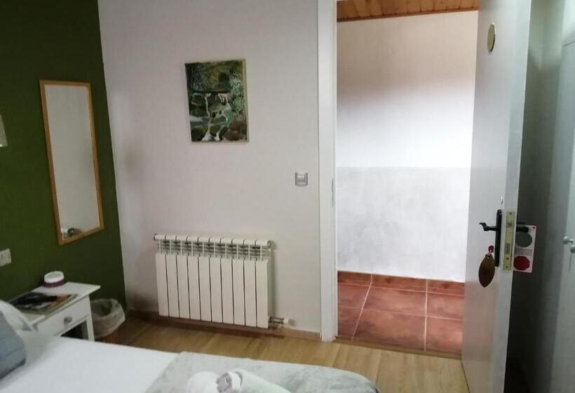 هتل Hostal Cal Batista