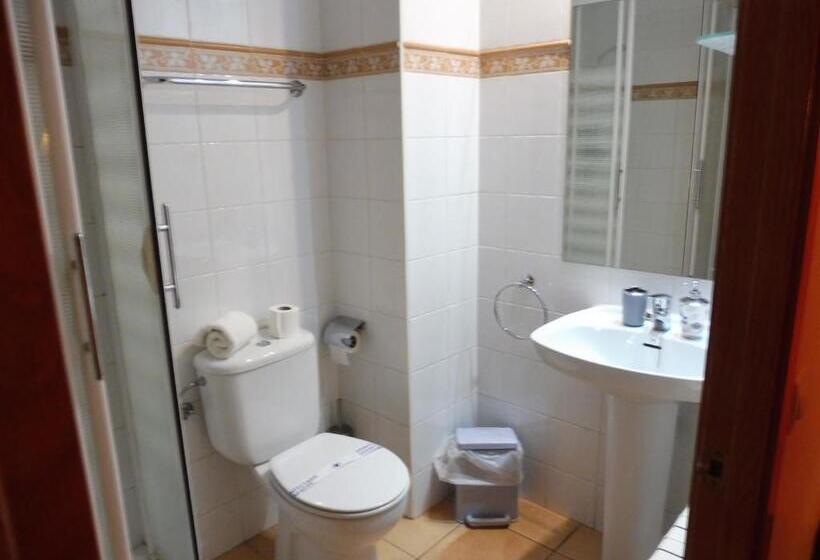هتل Hostal Cal Batista