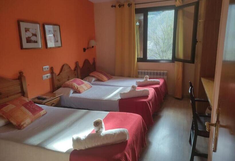 هتل Hostal Cal Batista