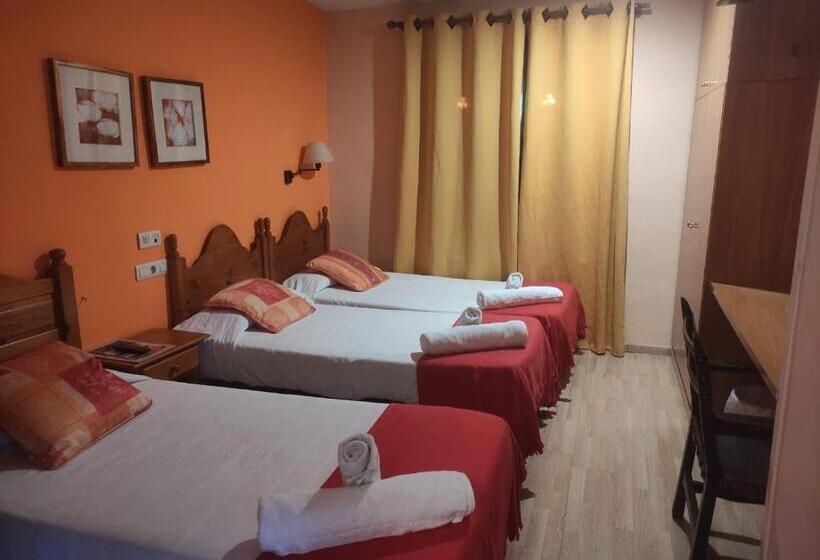 هتل Hostal Cal Batista