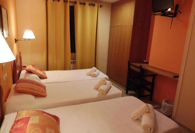 هتل Hostal Cal Batista