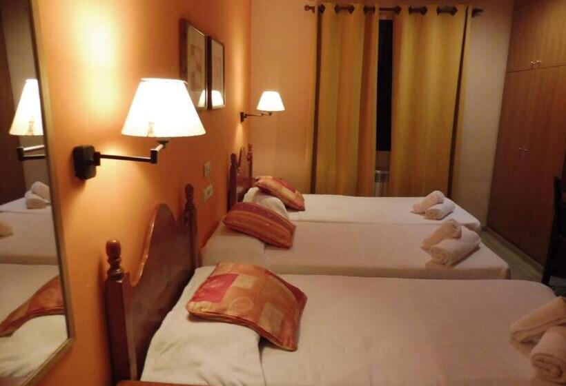 هتل Hostal Cal Batista