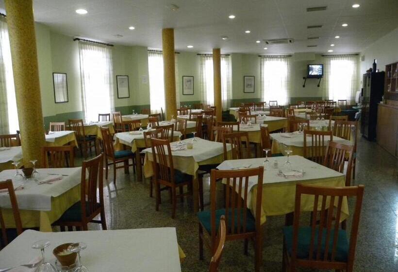 هتل Hostal Las Fuentes