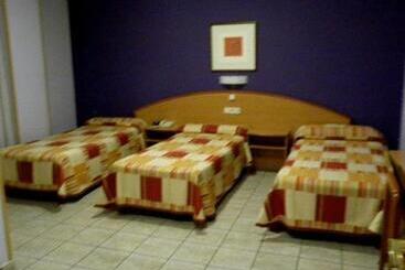 هتل Hostal Las Fuentes