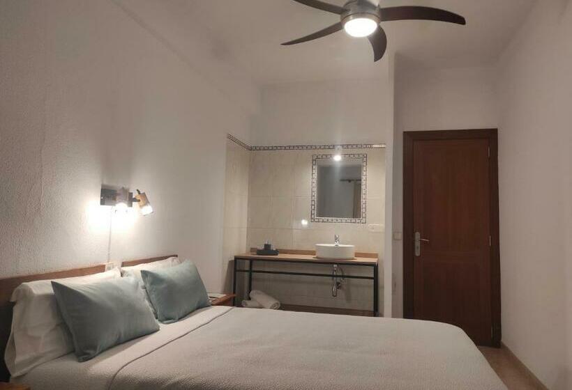 هتل Hostal Nadal