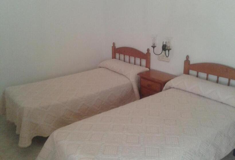 هتل Hostal Restaurante Los Bronces