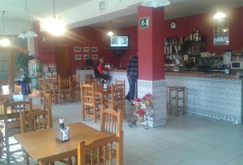 هتل Hostal Restaurante Los Bronces