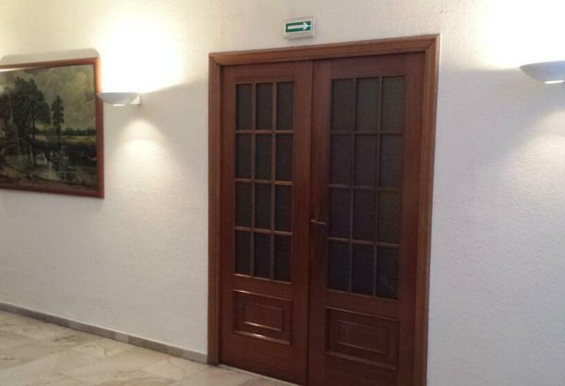 هتل Hostal Ronda