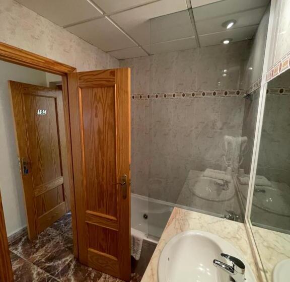 هتل Hostal Rosaleda