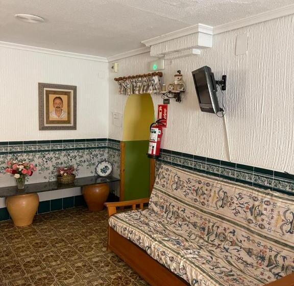 هتل Hostal Rosaleda