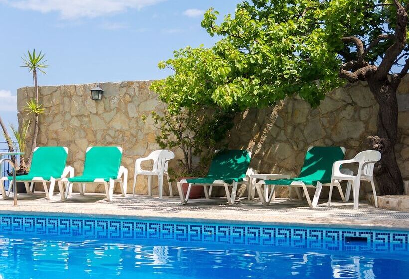 هتل Hostal Sa Baronia