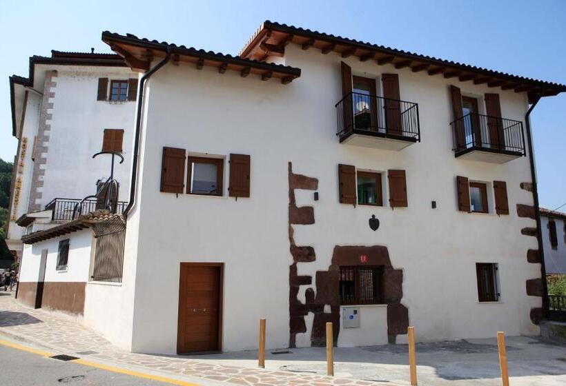 호텔 Hostal Ameztia