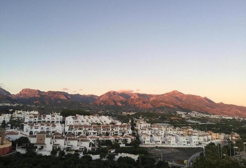 فندق Hostal Avalon