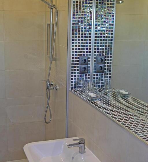 فندق Hostal Avalon