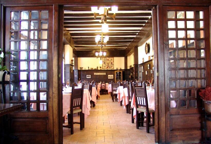 호텔 Hostal Ayestaran Ii