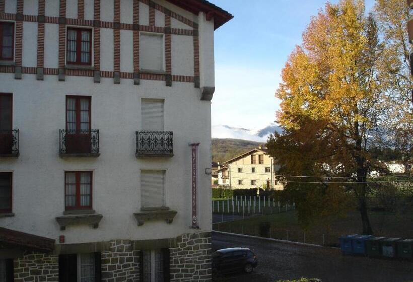 هتل Hostal Ayestaran Ii