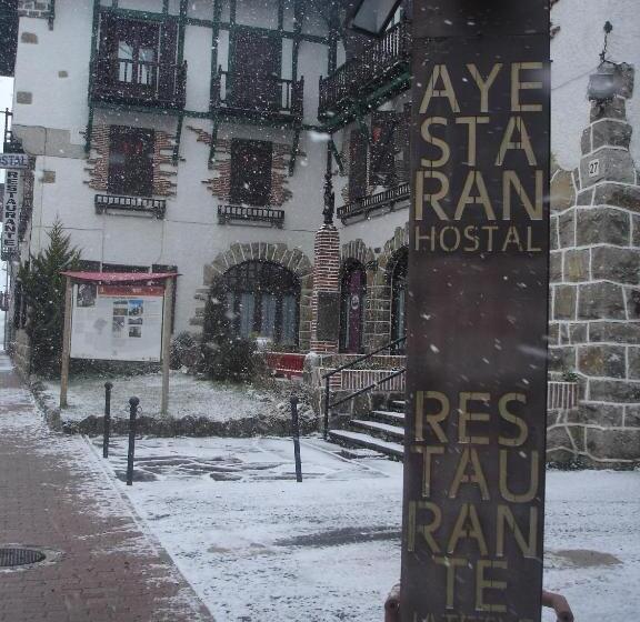 호텔 Hostal Ayestaran Ii