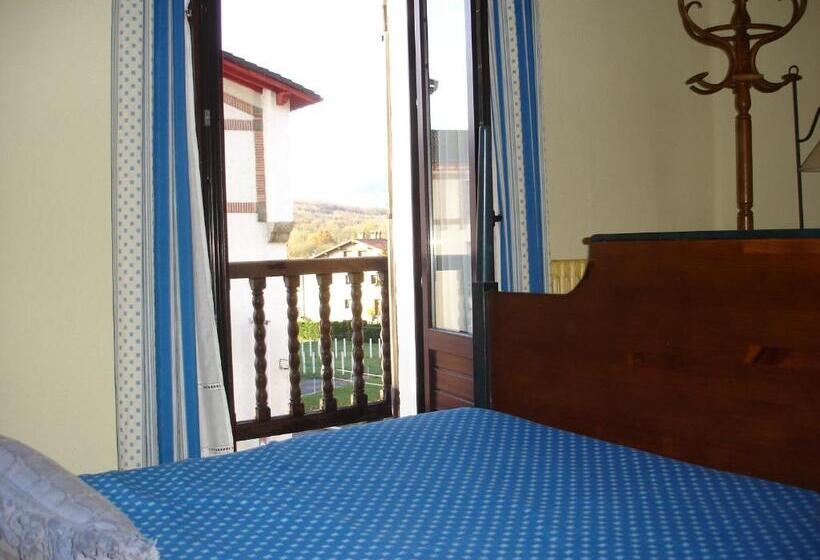 호텔 Hostal Ayestaran Ii