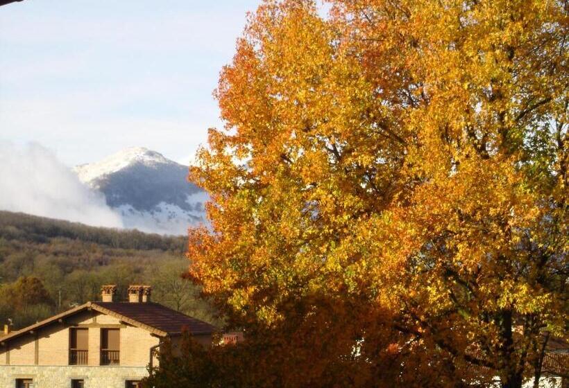 호텔 Hostal Ayestaran Ii