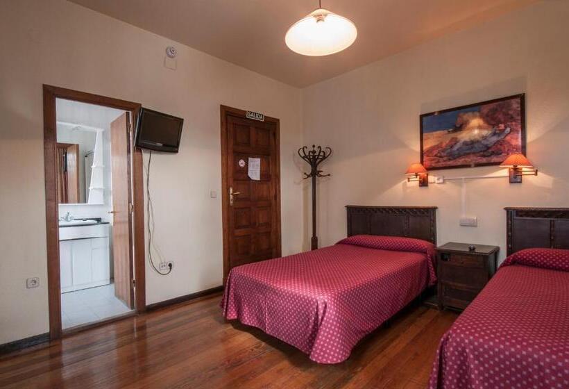 호텔 Hostal Ayestaran Ii