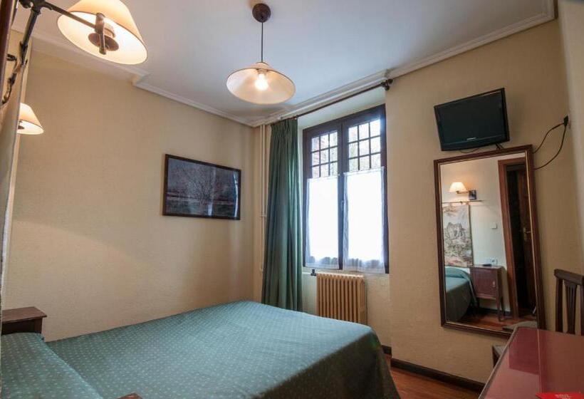 호텔 Hostal Ayestaran Ii