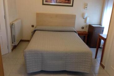 هتل Hostal Cervantes