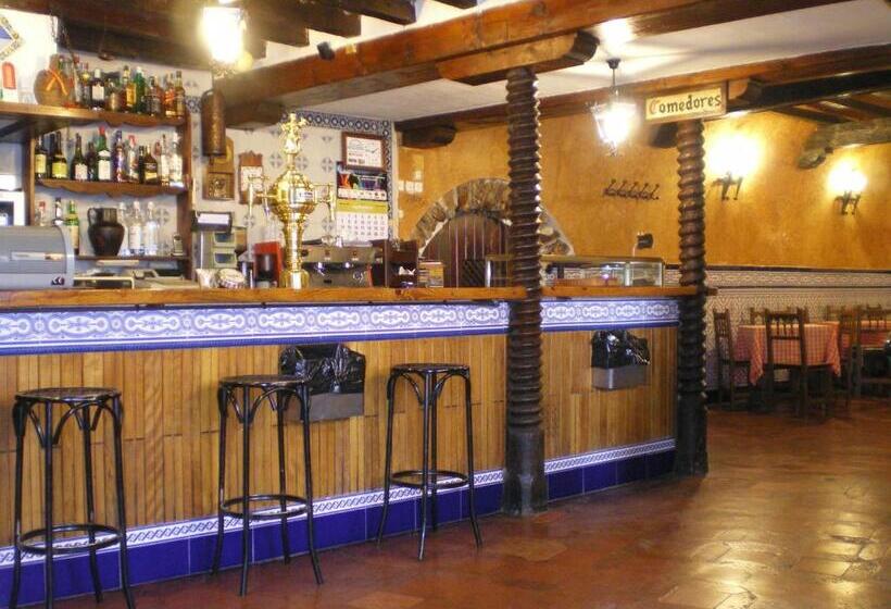 هتل Hostal Chinchon