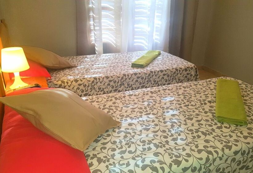 هتل Hostal El Peine