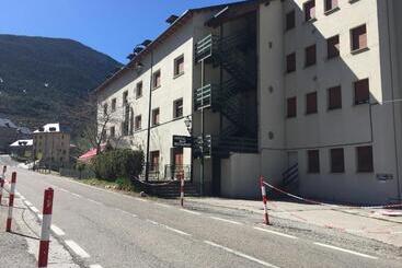 هتل Hostal Fondevila