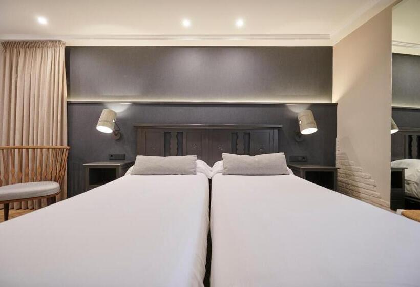 هتل Hostal Lola