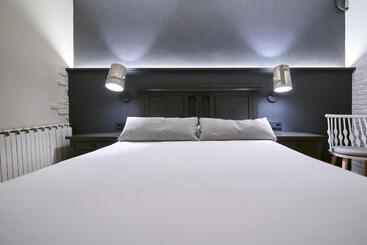 هتل Hostal Lola