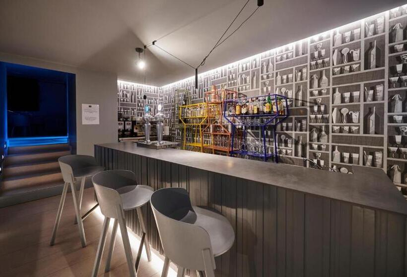 هتل Hostal Lola