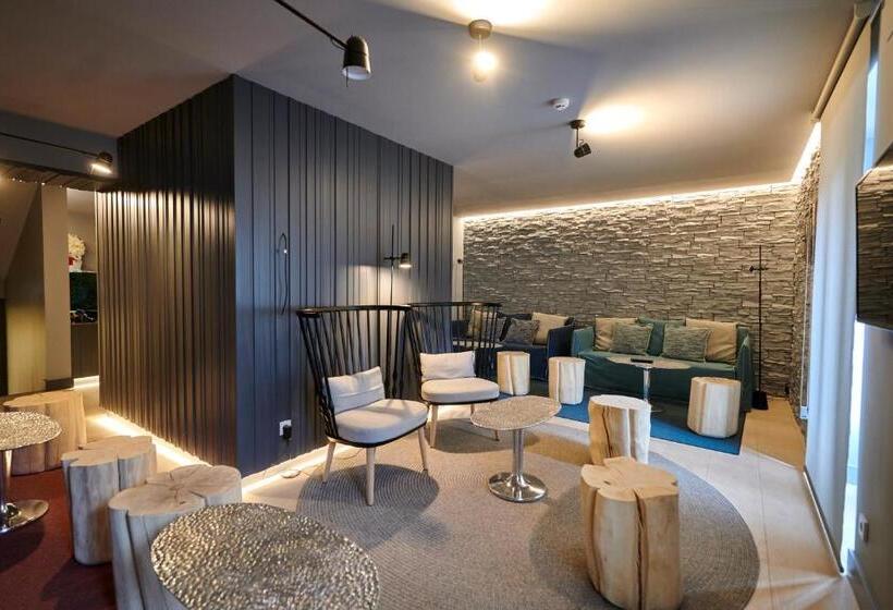 هتل Hostal Lola