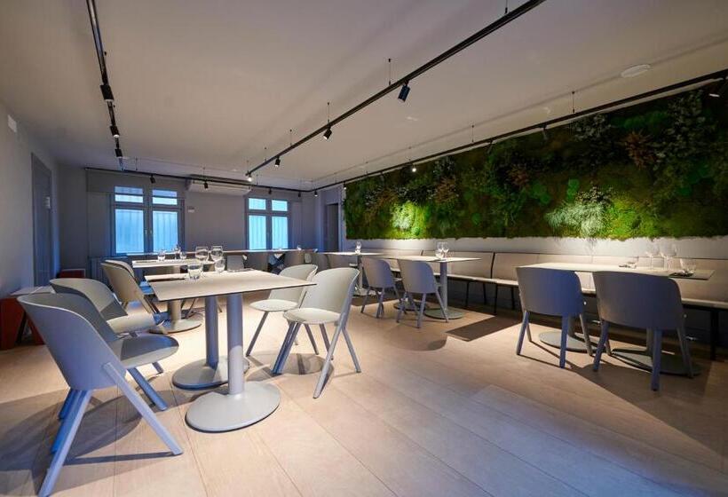 هتل Hostal Lola