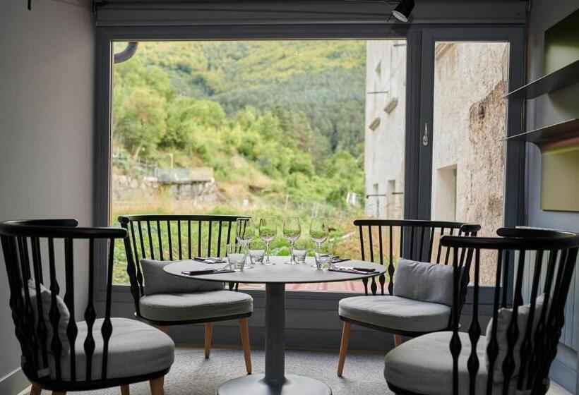 هتل Hostal Lola