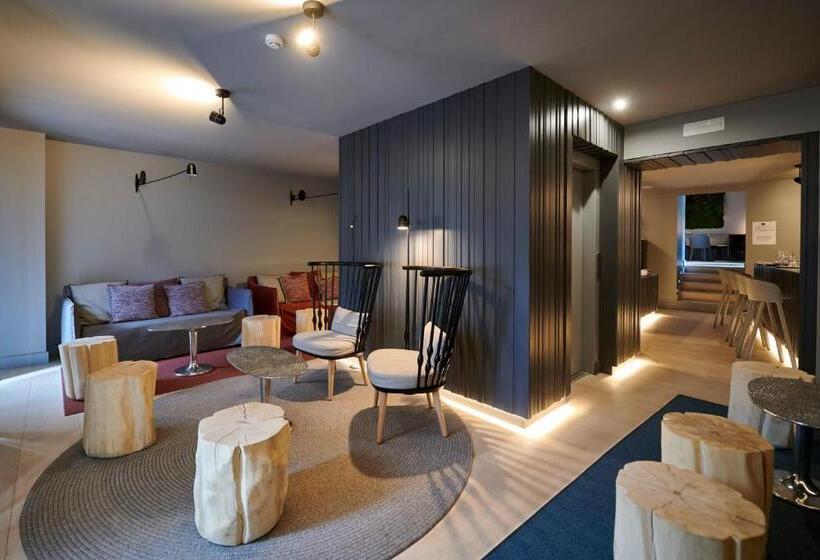 هتل Hostal Lola