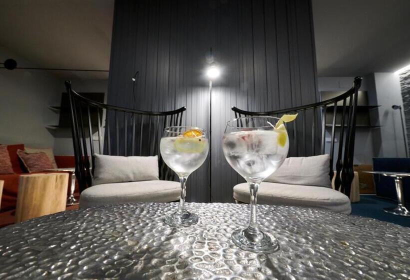 هتل Hostal Lola