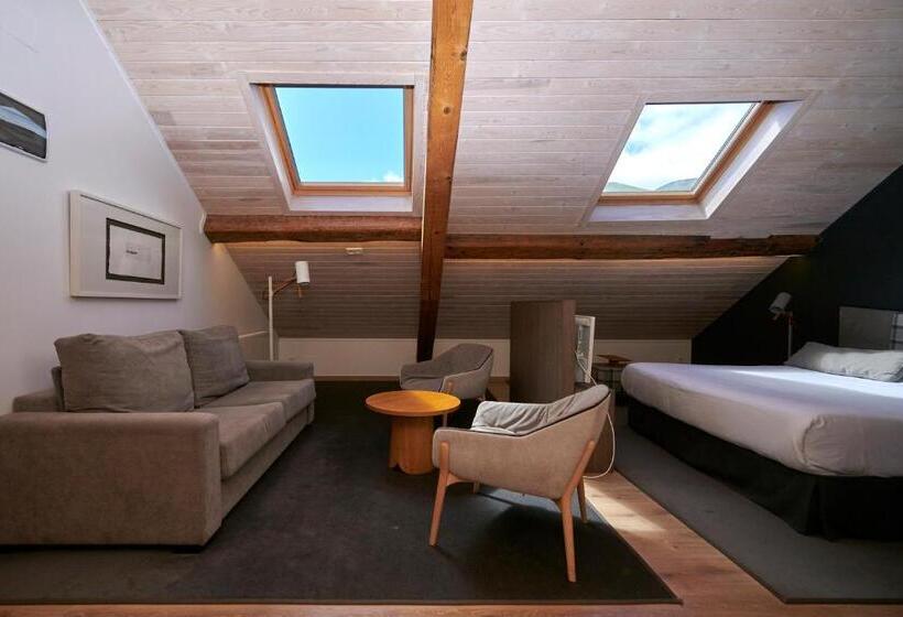 هتل Hostal Lola