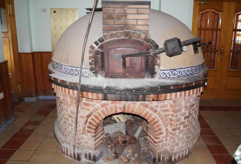 Отель Hostal Los Chopos