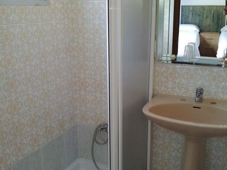 هتل Hostal Cruce