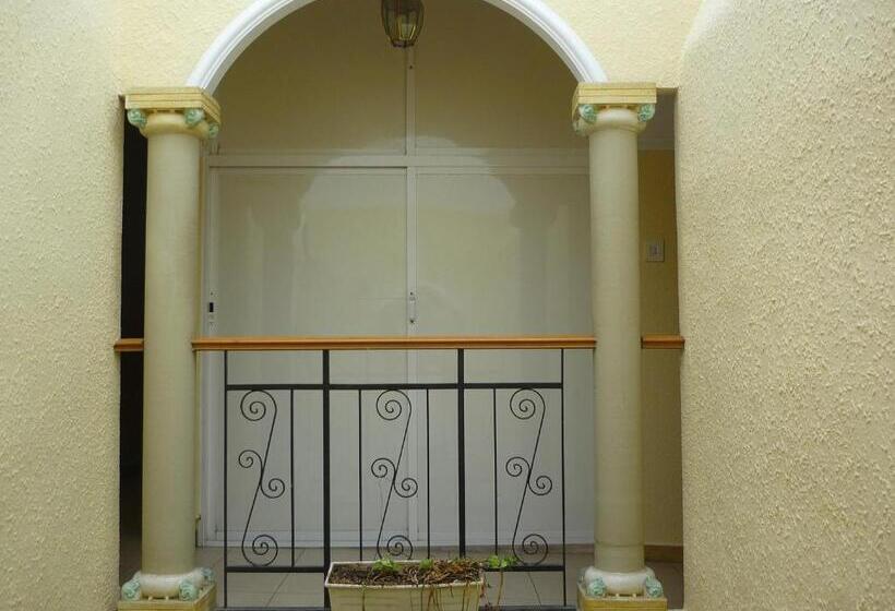 هتل Hostal El Centro