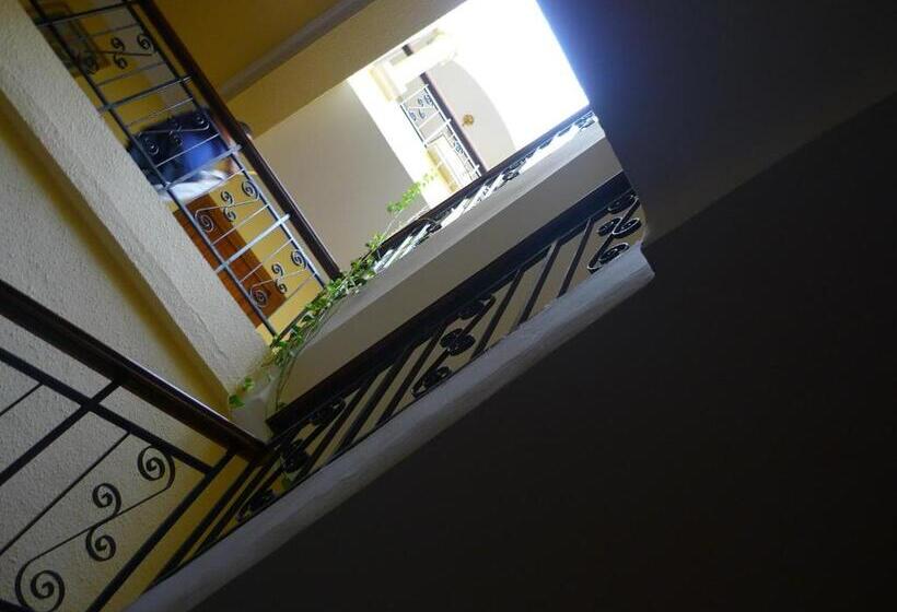 هتل Hostal El Centro