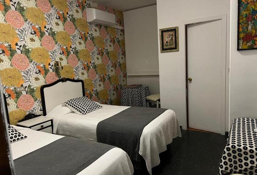 هتل Hostal Pirineos