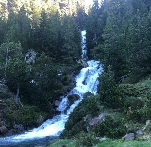 בית מלון כפרי Hostal Pirineos Meliz